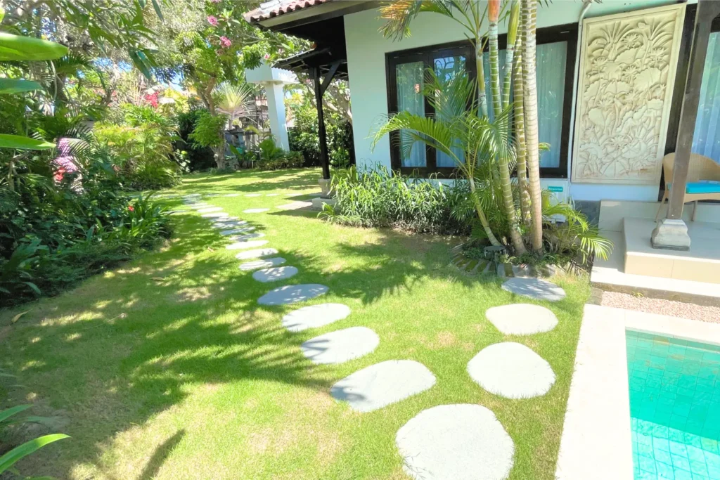 Villa Privat di Sanur Bali Ramah Anak & Nyaman untuk Keluarga Kamar mandi nomor 2 Gardenview from pool area