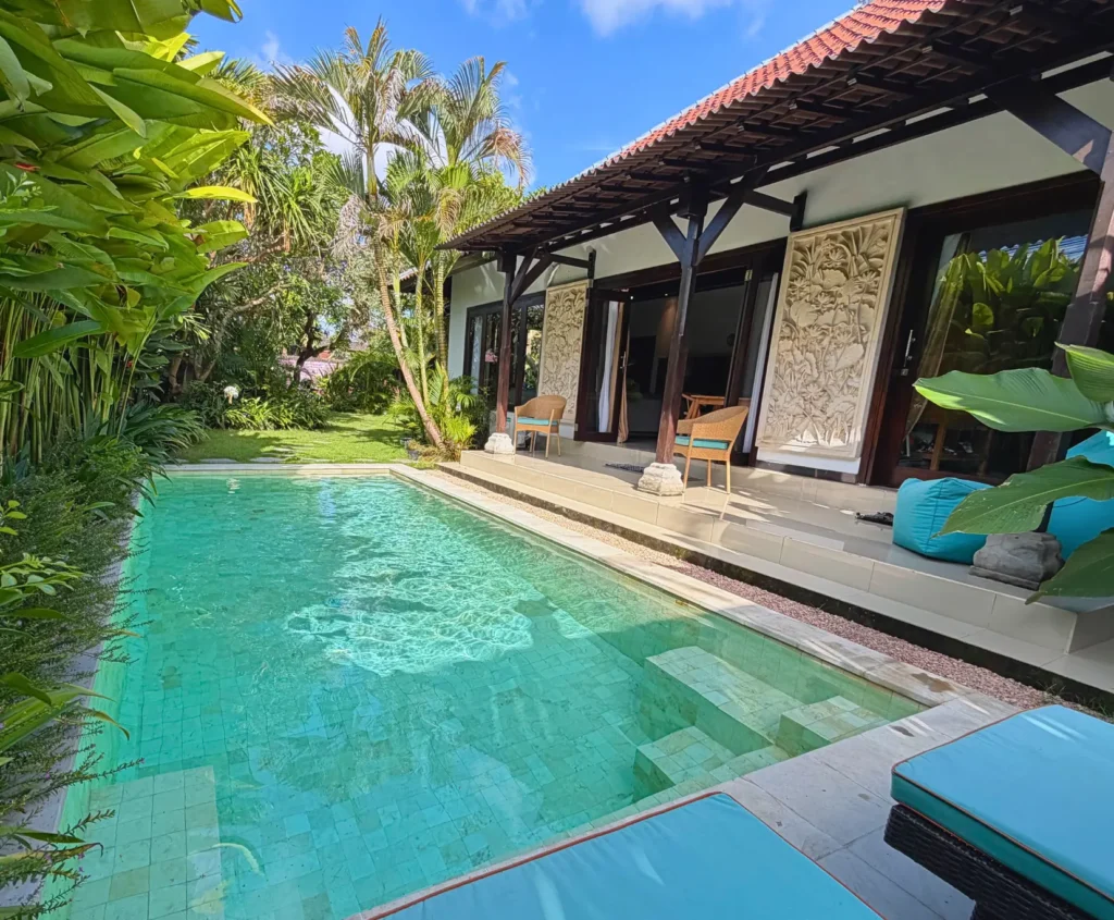 Villa Privat di Sanur Bali Ramah Anak & Nyaman untuk Keluarga Kolam renang tropis pribadi dengan konsep hunian dalam-luar ruangan yang menyatu