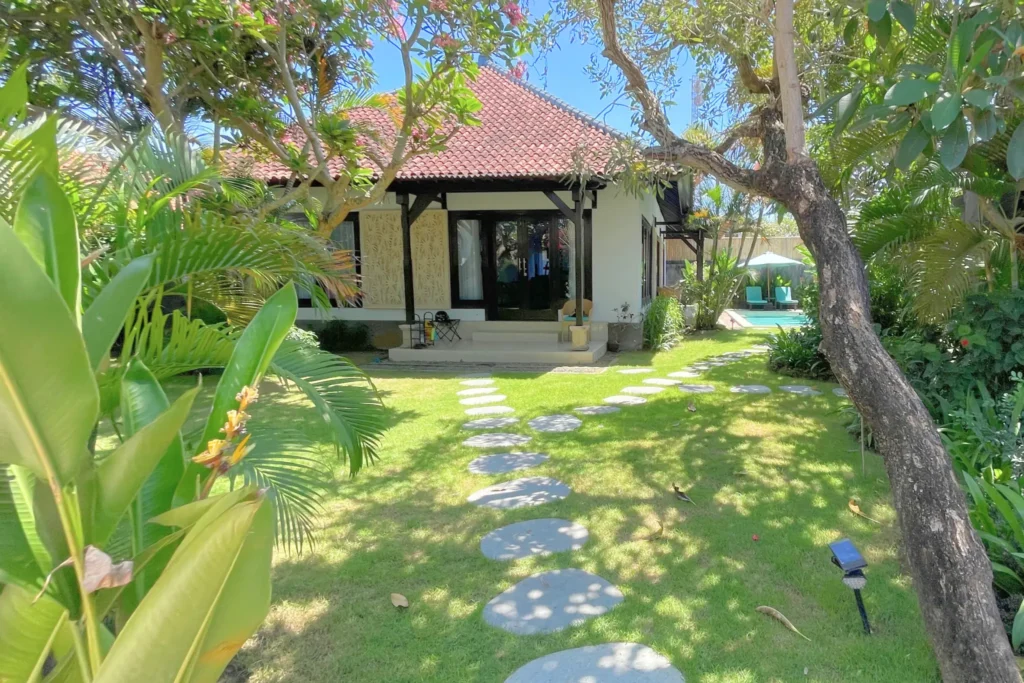 Villa Privat di Sanur Bali Ramah Anak & Nyaman untuk Keluarga Poolfence mengamankan seluruh kolam renang Pemandangan rumah, taman, dan kolam renang dari tempat parkir pribadi dan pintu masuk