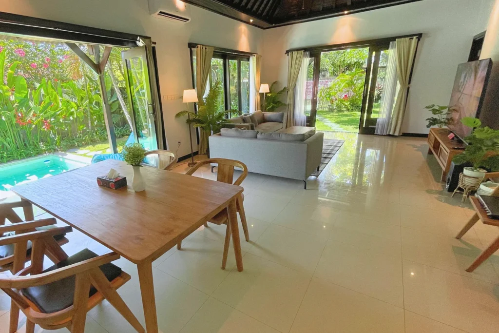 Villa Privat di Sanur Bali Ramah Anak & Nyaman untuk Keluarga Ruang makan dan ruang tamu dengan akses ke kolam renang